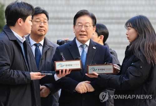이재명 더불어민주당 대표가 26일 서울 서초구 서울고등법원에서 열린 공직선거법 위반 혐의 사건 2심 공판에 출석하며 취재진의 질문에 답변하고 있다.    [연합뉴스]
